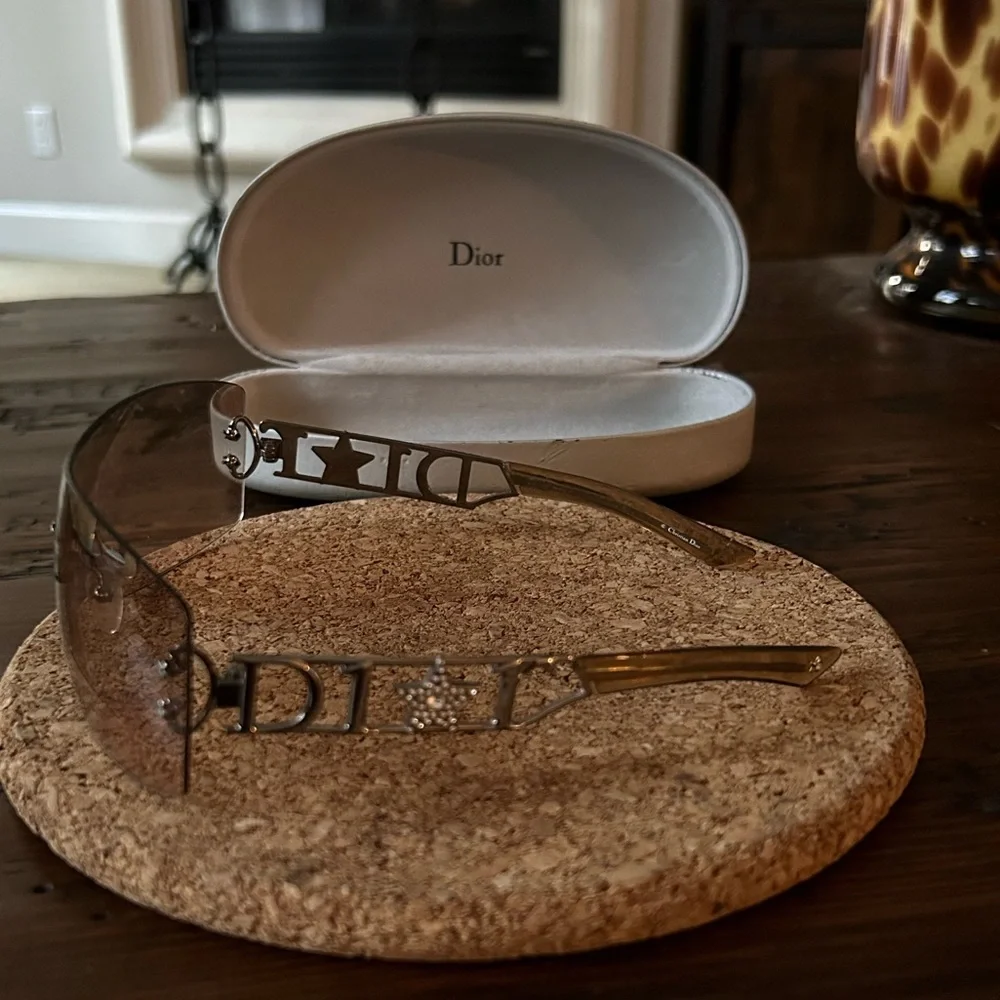 Dior women’s “Diorlywood” sunglasses. - Picture 2 of 5